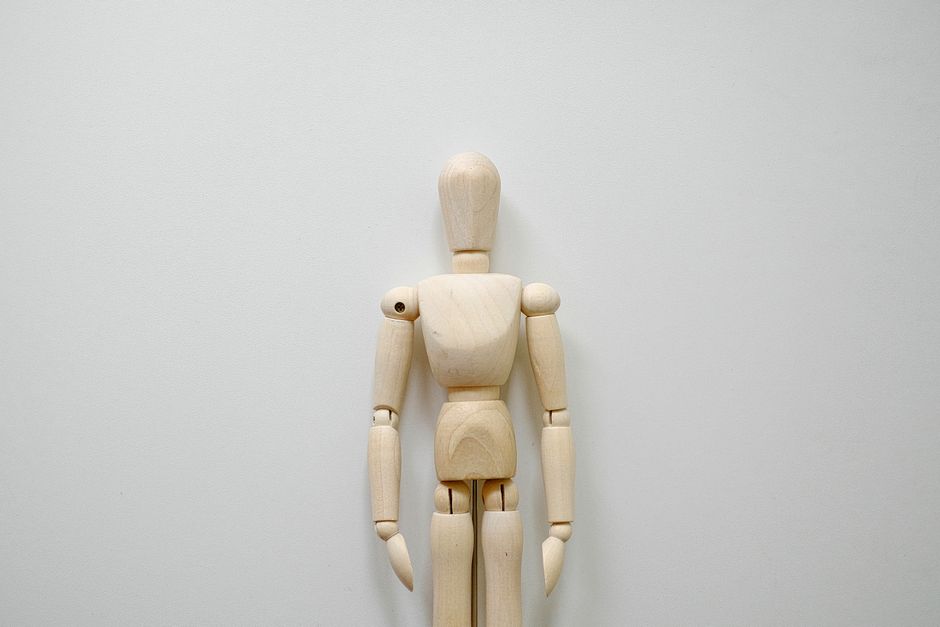 Arbeitsplatz mit Laptop und Notizen
